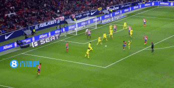 土超比赛双方在禁区里打架，裁判未吹停比赛导致主队打入空门