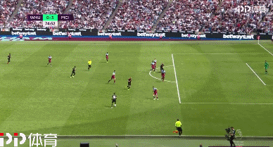 这位前锋的跑动太勤快了