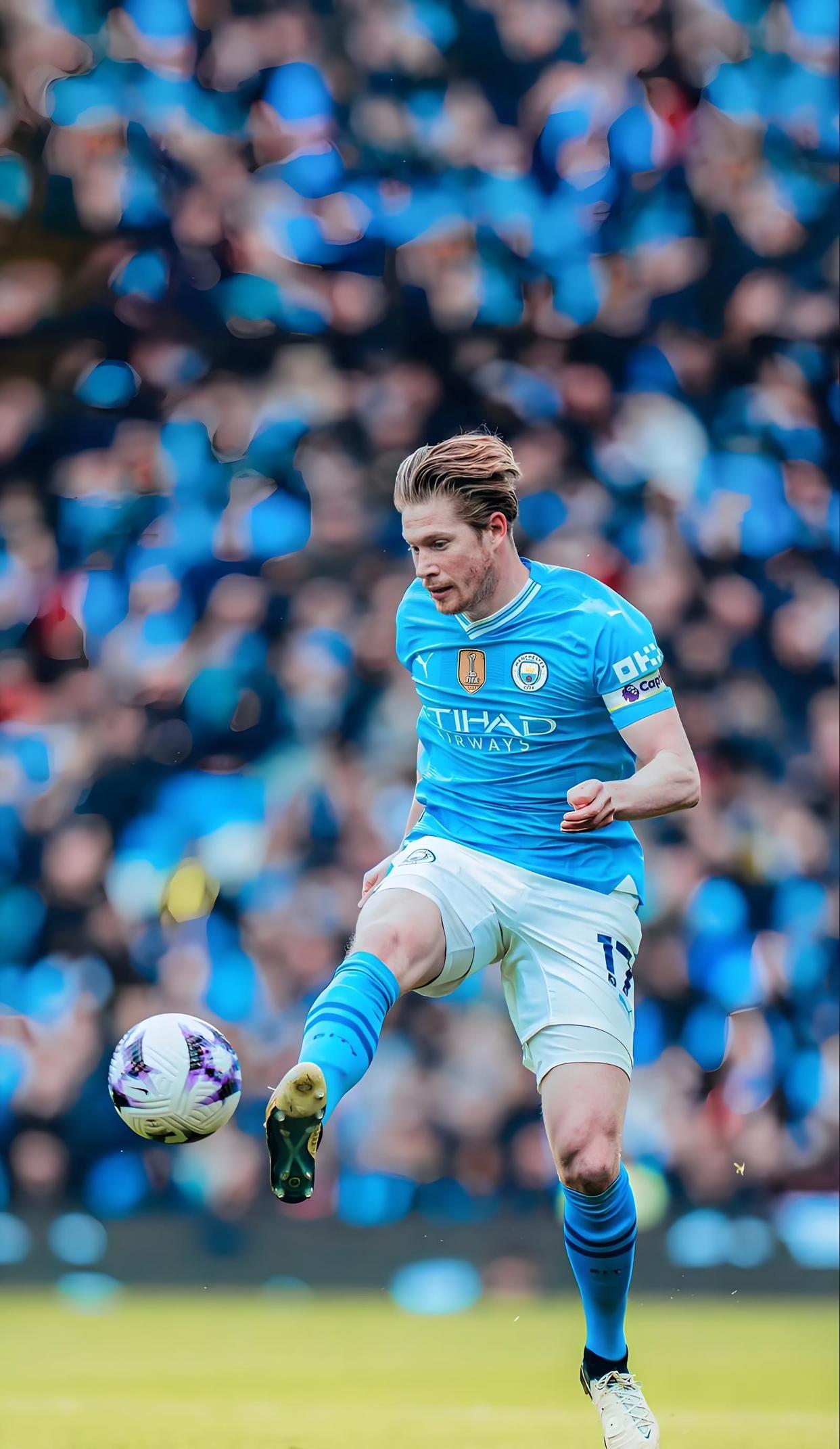 C罗被罚下后，看台上的爱尔兰球迷模仿他做出的哭泣手势